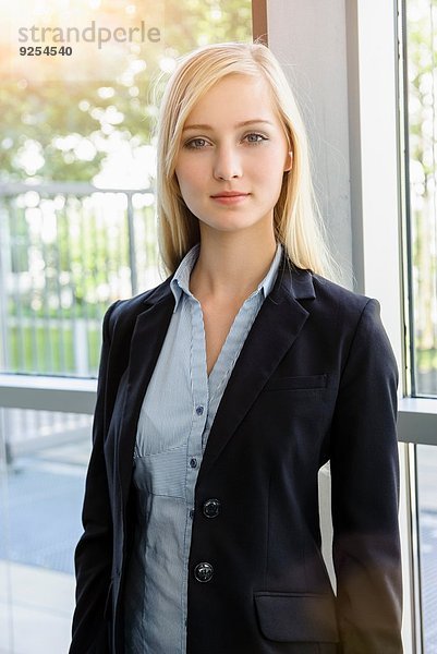 Porträt einer ehrgeizigen jungen Geschäftsfrau im Amt