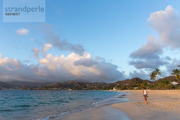 Rückansicht der mittleren erwachsenen Frau beim Bummeln am Strand  Spice Island Beach Resort  Grenada  Karibik