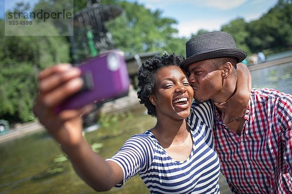 Junges Paar nimmt Selfie mit Smartphone  Bethesda-Brunnen  Central Park  New York City  USA