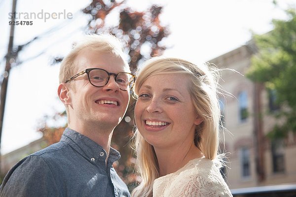 Porträt eines glücklichen jungen Paares auf der Straße