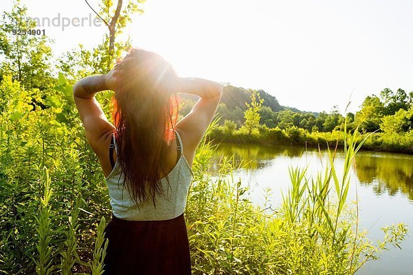 Rückansicht einer jungen Frau mit Haaren im Sonnenlicht  Delaware Canal State Park  New Hope  Pennsylvania  USA