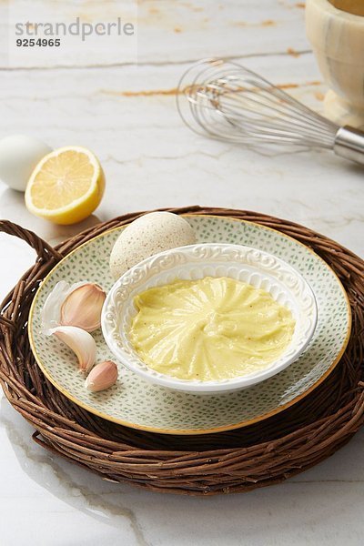 Klassische Aioli mit Zitrone  frischem Knoblauch und Eiern