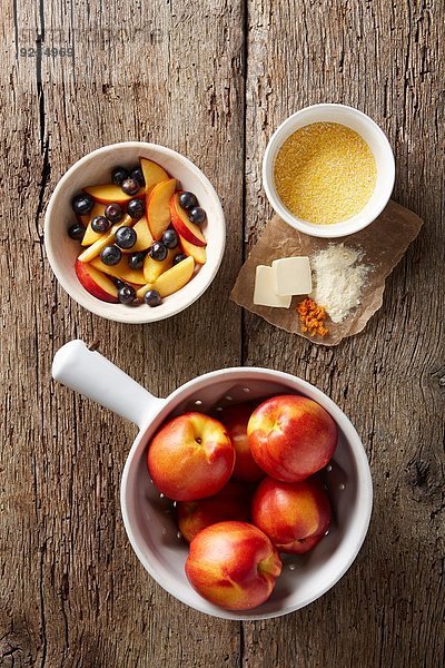 Frische Heidelbeeren und Nektarinen mit trockener Polenta  Butter  Orangenschale und Bio-Mehl