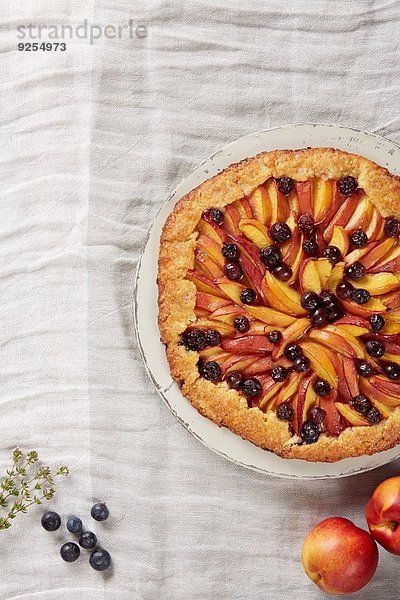 Nektarinen- und Heidelbeer-Crostata mit Polenta-Crush und frischem Obst