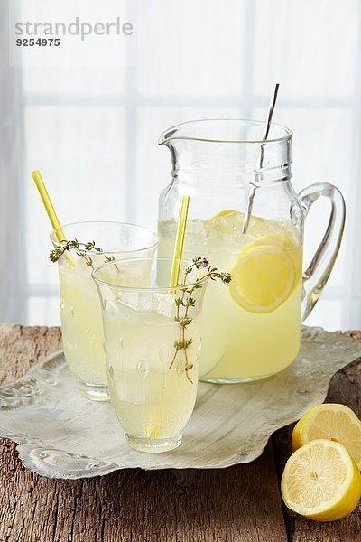 Prickelnde Thymian-Limonade  mit frischer Zitrone  Thymian-Sirup und Mineralwasser