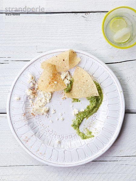 Frische Tomatensalsa mit Pommes Frites  mexikanischem Weichkäse und Limetten-Softdrink