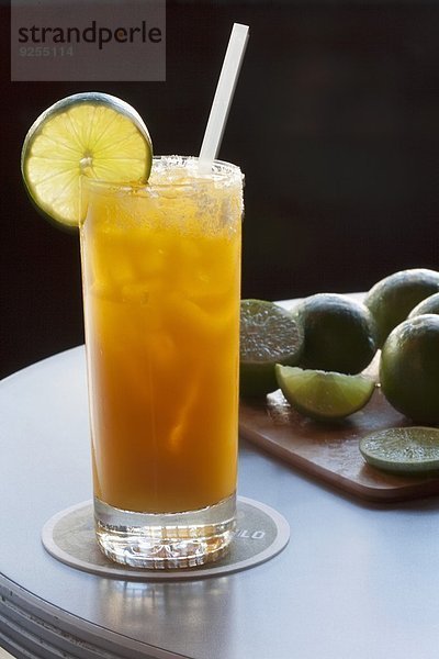 Cocktail mit Orangensaft und Limettenscheibe