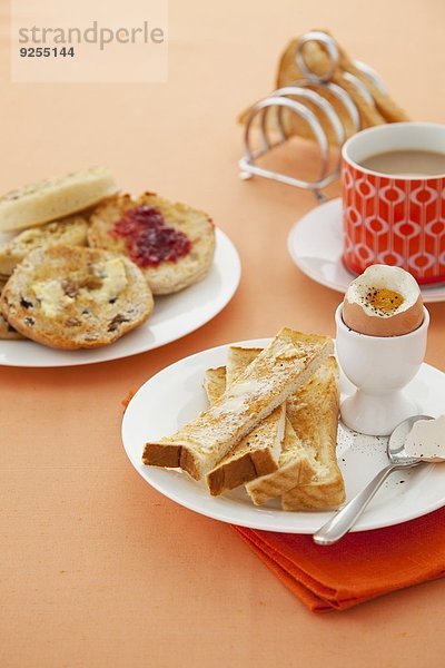 Frühstück mit weichgekochtem Ei  Toast und Tee