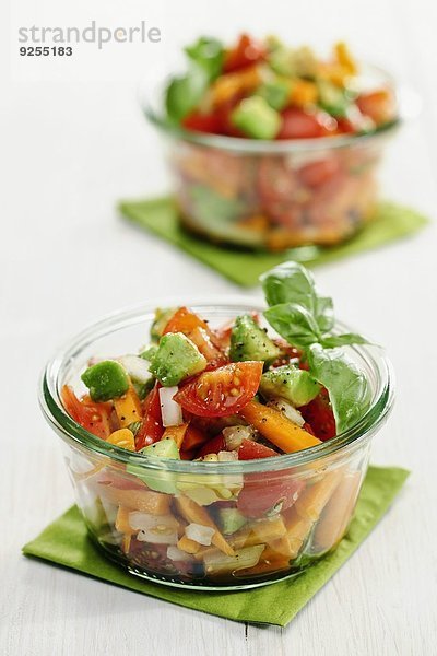 Sommerlicher Gemüsesalat mit Tomaten  Avocado & Karotten