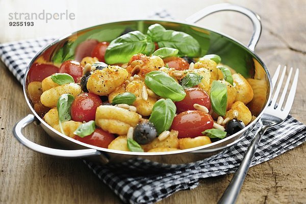 Gnocchi mit Tomaten  Oliven  Pinienkernen & Basilikum