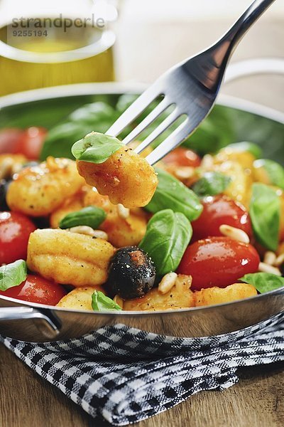 Gnocchi mit Tomaten  Oliven  Pinienkernen & Basilikum