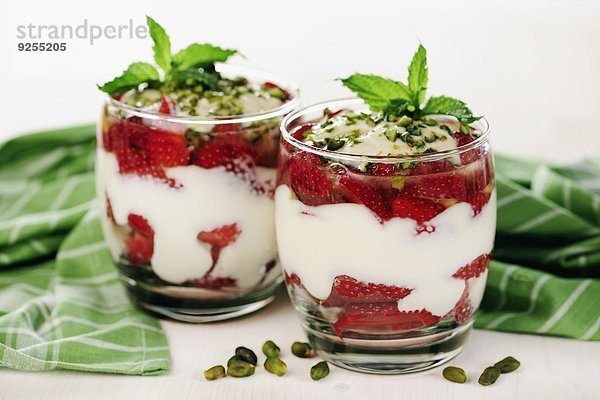 Griechischer Joghurt mit Erdbeeren & Pistazien