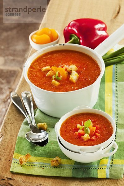 Paprika-Aprikosen-Suppe mit Croutons