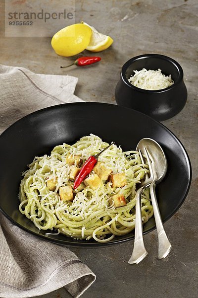 Spaghetti mit Pesto  Tofuwürfeln und Chilischote