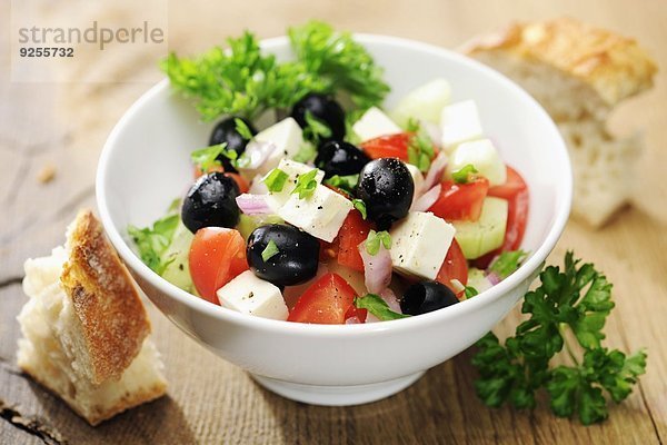 Griechischer Salat mit schwarzen Oliven und Feta