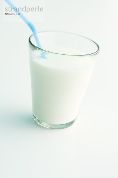 Glas Milch mit Strohhalm