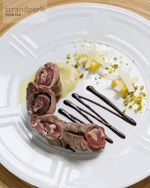 Roulade vom Wildschwein mit Fenchel  Orangengelee und Olivensauce (Restaurant Da Caino  Chefköchin Valeria Piccini)