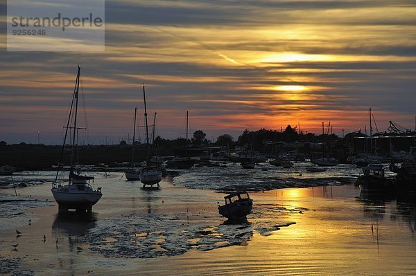 Fischerboote im Hafen bei Sonnenuntergang