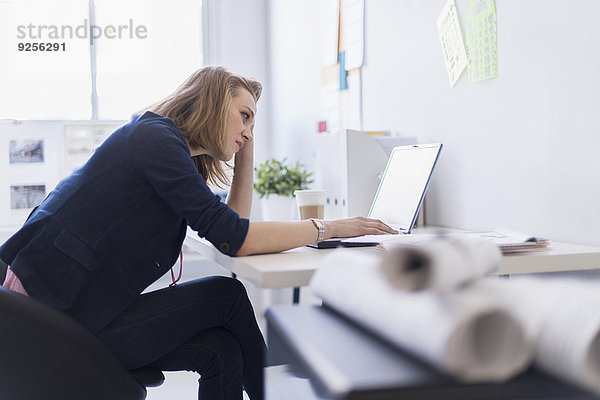 Frau Büro Ansicht Seitenansicht Business