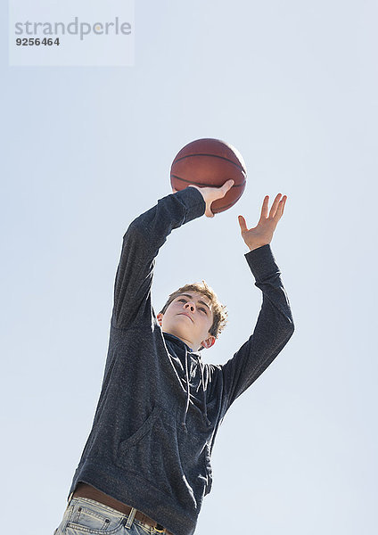 Jugendlicher Junge - Person Basketball 16-17 Jahre 16 bis 17 Jahre spielen