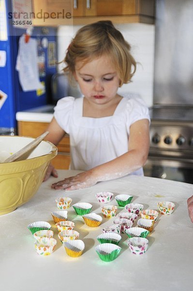 Kleines Mädchen hilft beim Backen in der Küche