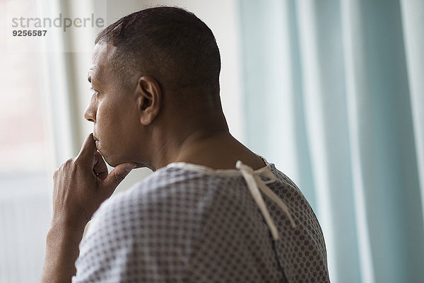 Patientin hoch oben nahe Krankenhaus