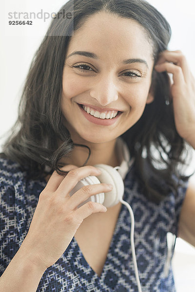 junge Frau junge Frauen Portrait lächeln Kopfhörer