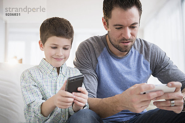 Handy benutzen Menschlicher Vater Sohn Kurznachricht 5-9 Jahre 5 bis 9 Jahre