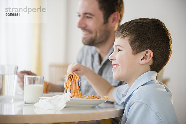 Menschlicher Vater Sohn Spaghetti 5-9 Jahre 5 bis 9 Jahre essen essend isst