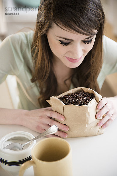 Kaffeebohne junge Frau junge Frauen stinken Kaffee Bohne riechen