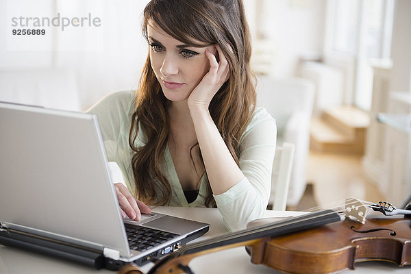 junge Frau junge Frauen Notebook