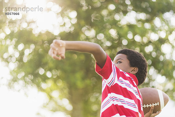 Junge - Person 5-9 Jahre 5 bis 9 Jahre Football spielen