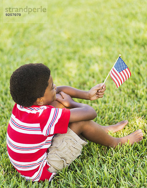 sitzend Junge - Person halten Fahne amerikanisch Gras 5-9 Jahre 5 bis 9 Jahre