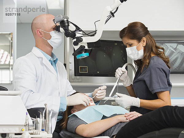 Patientin benutzen Zahnarzt Mikroskop