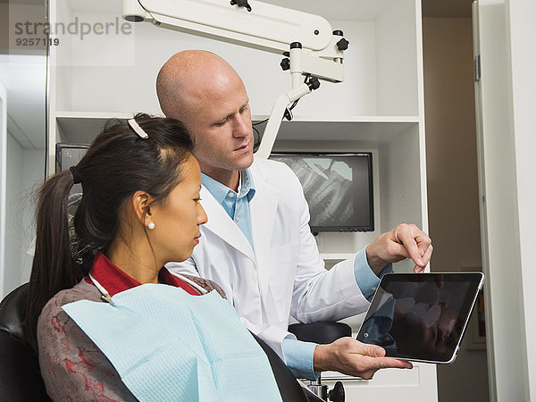 halten Röntgenbild Tablet PC Zahnarzt