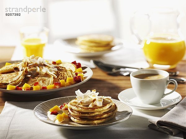 Frühstück mit Pancakes  Obst  Kaffee und Orangensaft
