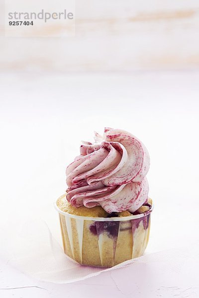 Ein Himbeer-Joghurt-Cupcake