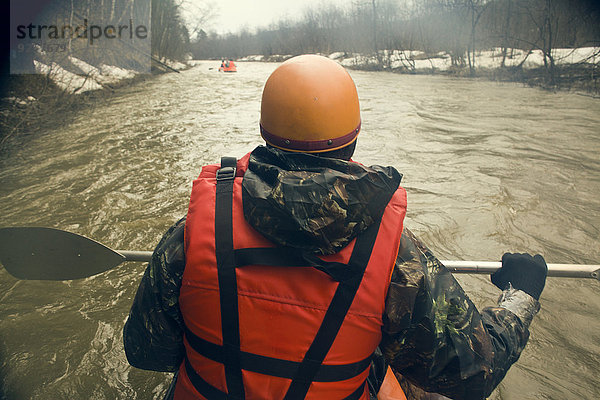 Mann Schnee Fluss Kajak