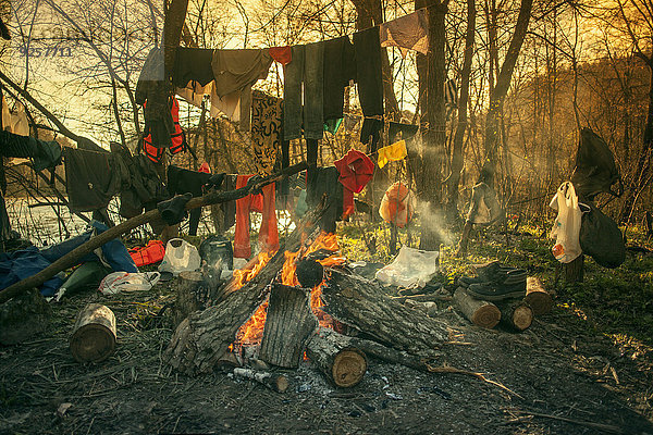 Kleidung über hängen Campingplatz Feuer