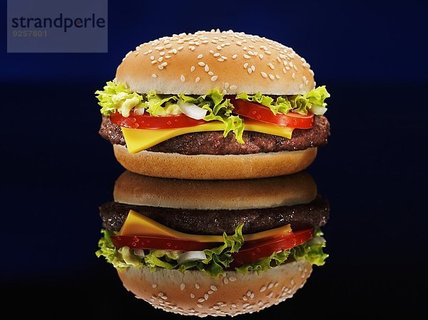 Cheeseburger mit Reflexion
