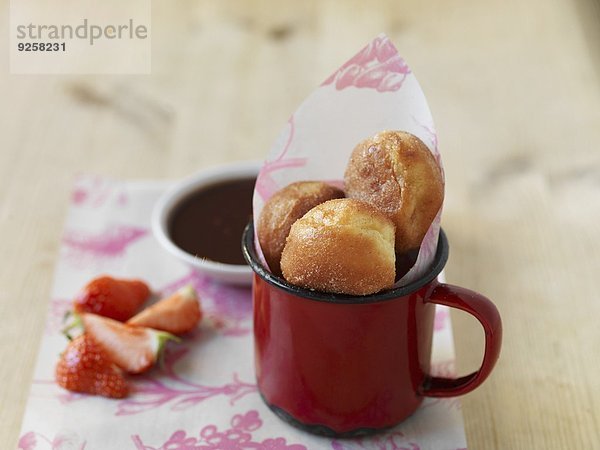 Mini-Doughnuts in einer Tasse  frische Erdbeeren und Schokoladensauce