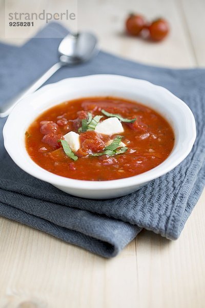 Tomatensuppe mit Mozzarella und Basilikum
