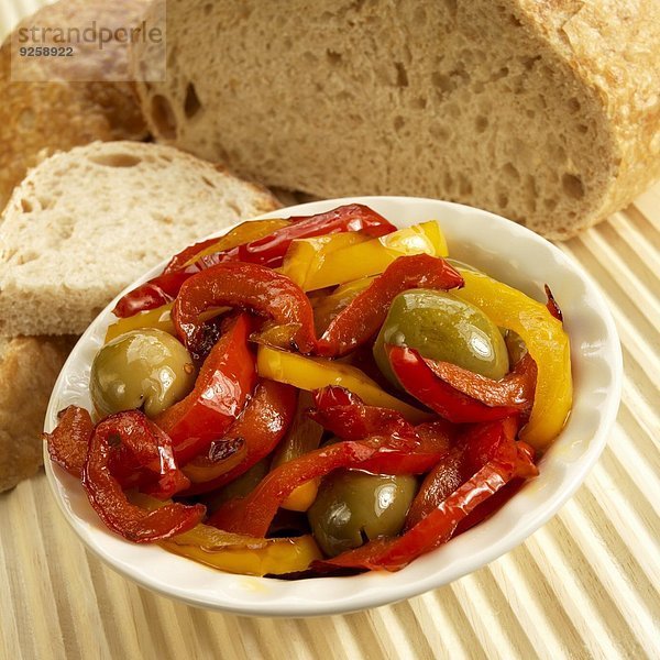 Peperonata (rote und gelbe Paprika  grüne Oliven  Knoblauch) mit Brot
