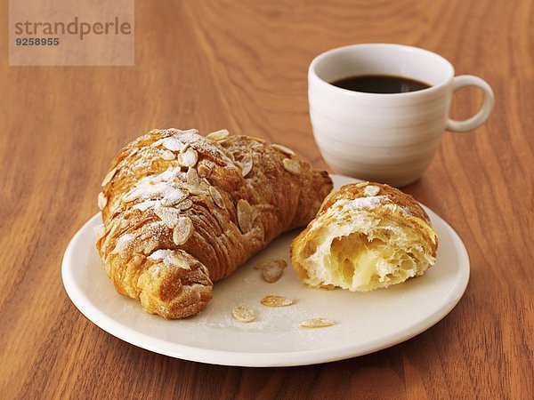 Croissants mit Mandelblättchen und Kaffee