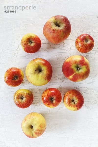 Mehrere Äpfel der Sorten Elstar und Topaz