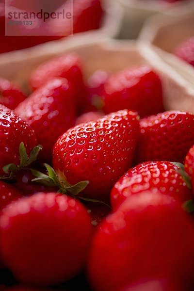 Frische Erdbeeren im Pappschälchen (Close Up)