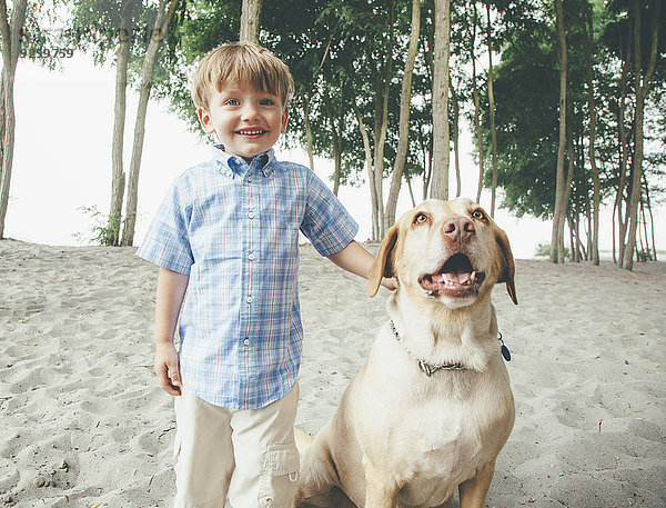 Laubwald Strand Junge - Person Hund streicheln