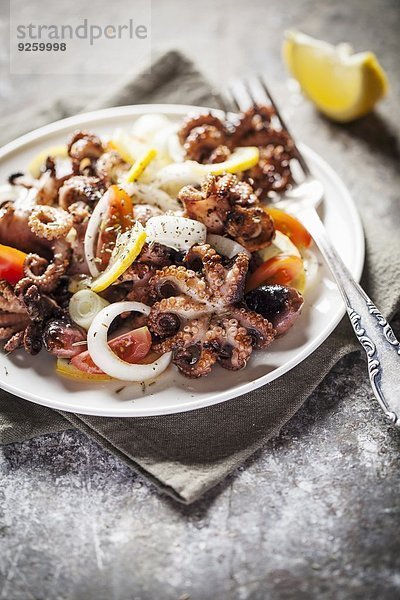 Salat mit Baby-Octopus  Tomaten & Zwiebeln