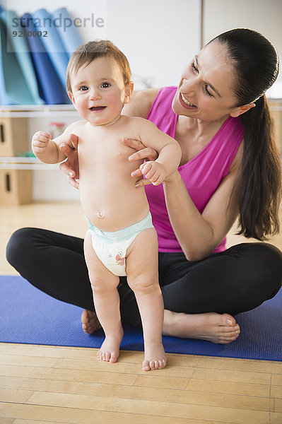 Europäer Frau halten Yoga Baby Matte