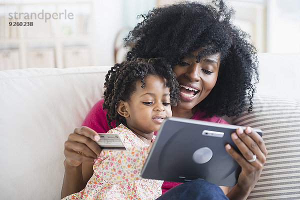Computer kaufen Tochter Mutter - Mensch Tablet PC